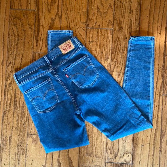 Levi's 720 High-Rise Super-Skinny Jean - Picture 3 of 4